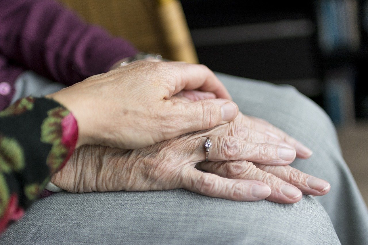 Jak zapewnić seniorom dobrą opiekę?