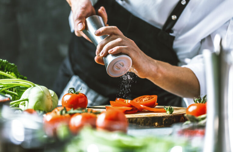 Zalety wypożyczalni gastronomicznej – jak mobilna kuchnia ułatwia organizację przyjęć?