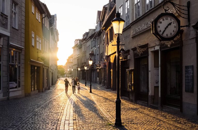 Oprawy LED i słupy oświetleniowe – zalety montażu