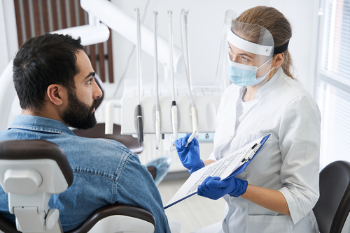 Protezy zębowe – sposób na rekonstrukcję zębów