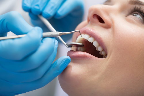 Czy istnieje metoda na odratowanie i utrzymanie uszkodzonego zęba? Leczenie kanałowe pod mikroskopem – Warszawa