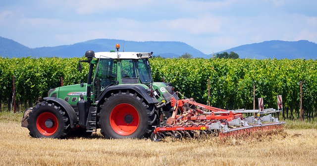 Nowoczesne ciągniki rolnicze – jak wspierają pracę w nowoczesnych gospodarstwach?