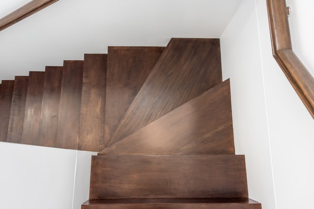 Drewniane schody - dlaczego warto je zamówić?