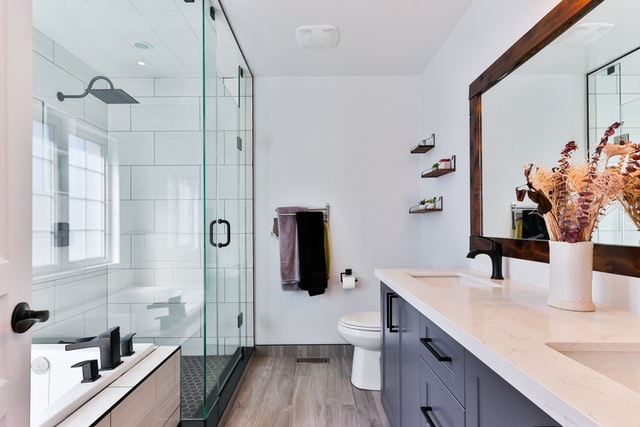 Szklane kabiny prysznicowe na wymiar idealne do nowoczesnej łazienki