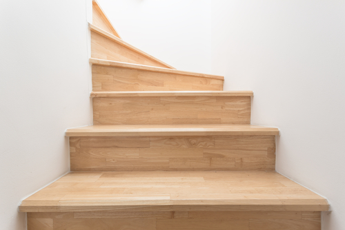 Dlaczego warto zainwestować w schody drewniane?