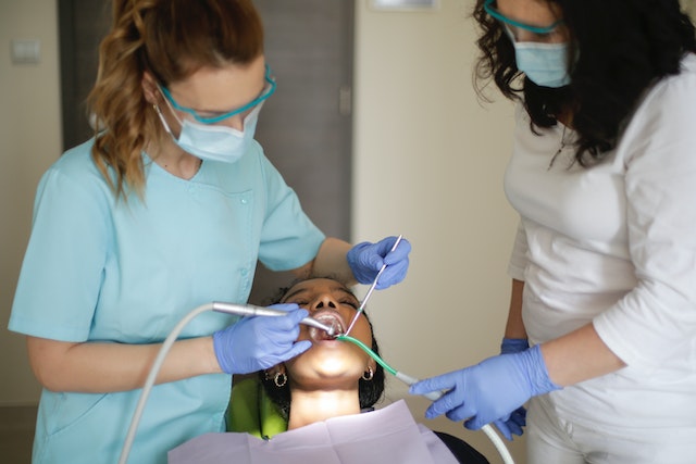 Czym jest ortodoncja i jakie są jej zalety? 
