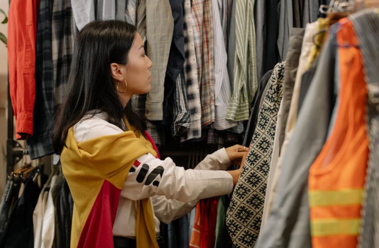 Najlepsze miejsca na sprzedaż ubrań – gdzie maksymalnie zarobić na swojej garderobie