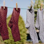 Jak skutecznie prać zafarbowane ubrania – praktyczne przewodnik