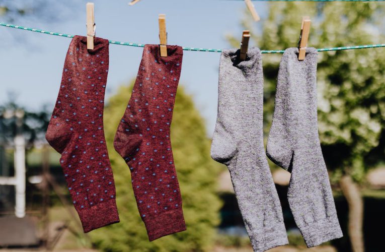 Jak skutecznie prać zafarbowane ubrania – praktyczne przewodnik