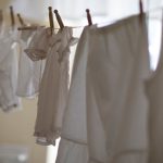Jak skutecznie usunąć plamy żywicy z ubrania - porady i triki