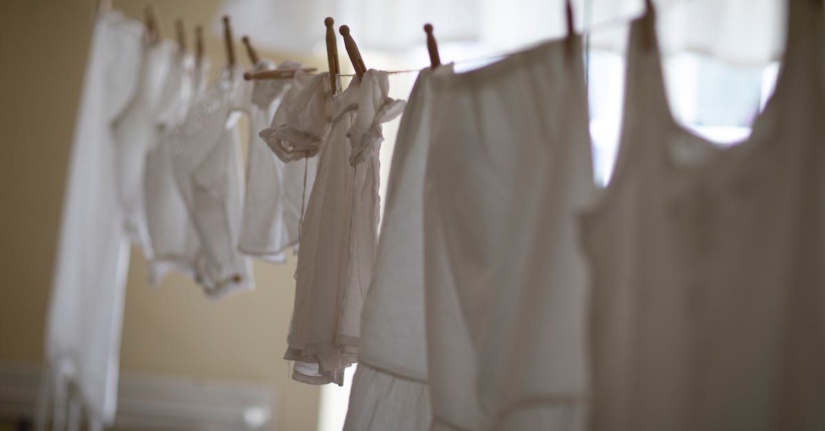 Jak skutecznie usunąć plamy żywicy z ubrania - porady i triki