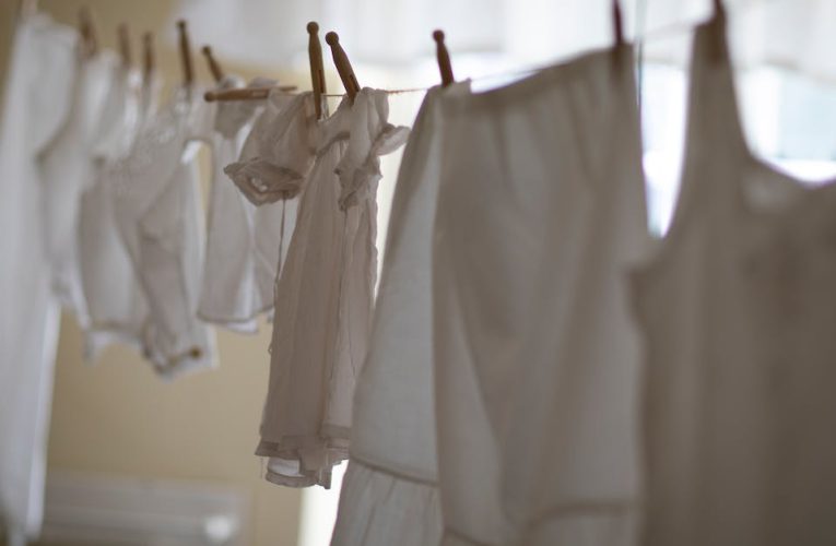 Szybki i skuteczny sposób na usunięcie zaschniętego wosku z ubrania