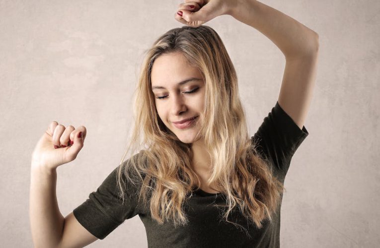 Odmładzające fryzury: Jak wybrać odpowiednią stylizację która odmłodzi Twoją twarz